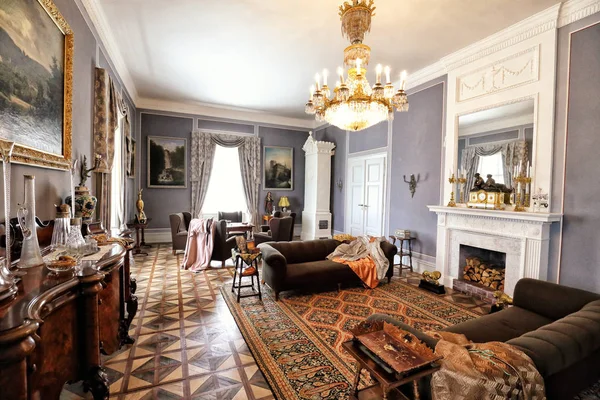 Sala de estar no castelo Horovice com lareira — Fotografia de Stock