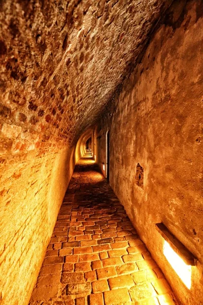 Довгий коридор підземної в'язниці — стокове фото