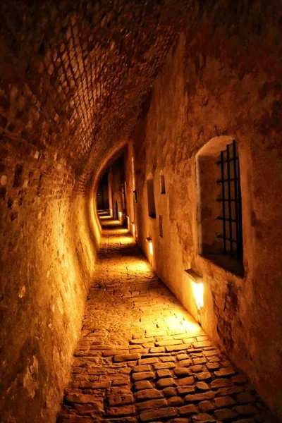 Antiguo corredor subterráneo de la prisión medieval — Foto de Stock