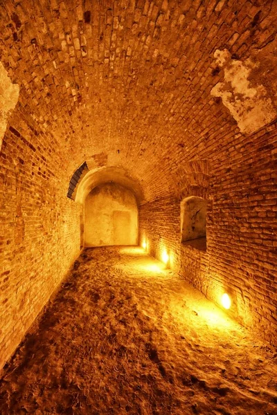 Antiguo sótano abovedado con el suelo sucio — Foto de Stock