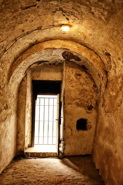Внутрішні та вхідні двері старого бомбопровідного укриття — стокове фото
