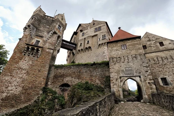 Grande castelo medieval entrada Pernstejn — Fotografia de Stock