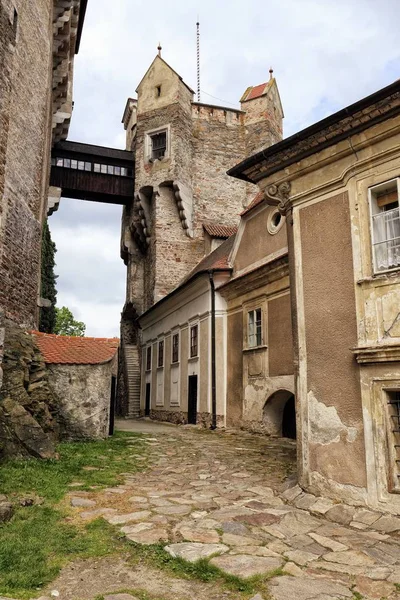 Antiguo castillo Torre Pernstejn con el puente de acceso — Foto de Stock