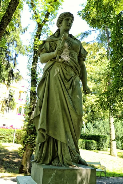 Estatua de la señora antigua cubierta por la túnica que sostiene el martillo — Foto de Stock