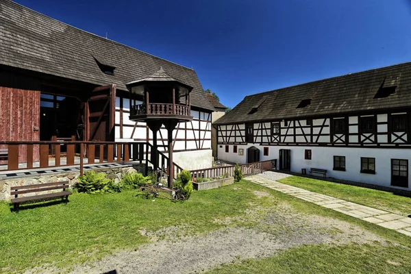 Tribunal de Seeberg castelo com celeiro e edifício de madeira — Fotografia de Stock