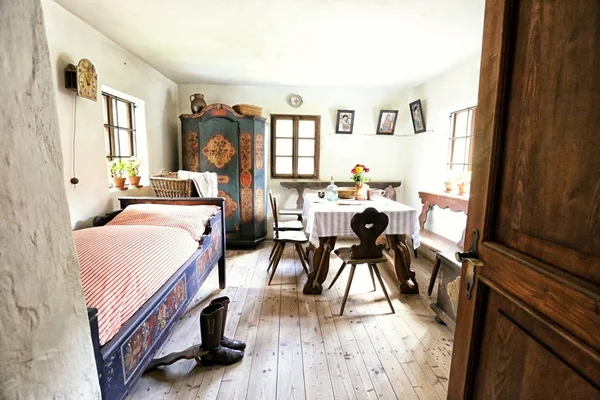 歴史的な住宅塗装のキャビネットの小さい寝室 — ストック写真