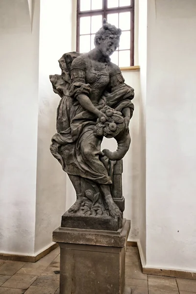 Statue de la dame tenant des fruits dans la collection de pierre — Photo
