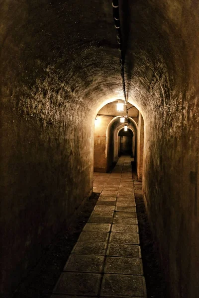 Largo corredor de búnker subterráneo con suelo de baldosas — Foto de Stock