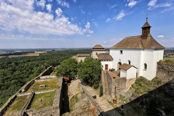 Двор замка Кунетицка-гора с белой церковью — стоковое фото