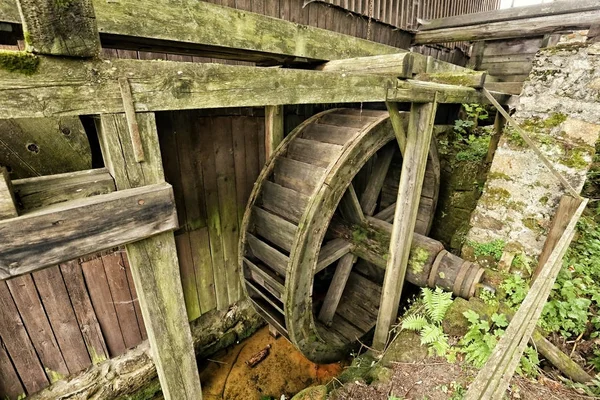 Пилкове дерев'яне колесо з водяним потоком — стокове фото