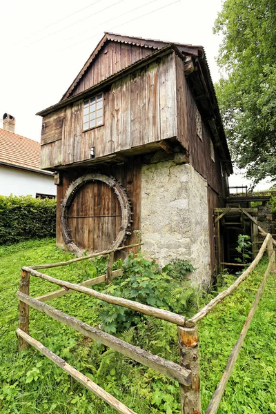 Historiska saw-mill house med trasiga hjul — Stockfoto