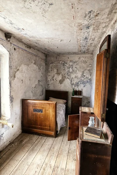싱글 침대가있는 버려진 집 내의 Od 침실 — 스톡 사진