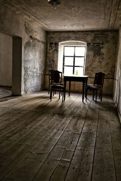 나무 바닥, 의자 및 테이블이있는 오래된 집 방 — 스톡 사진