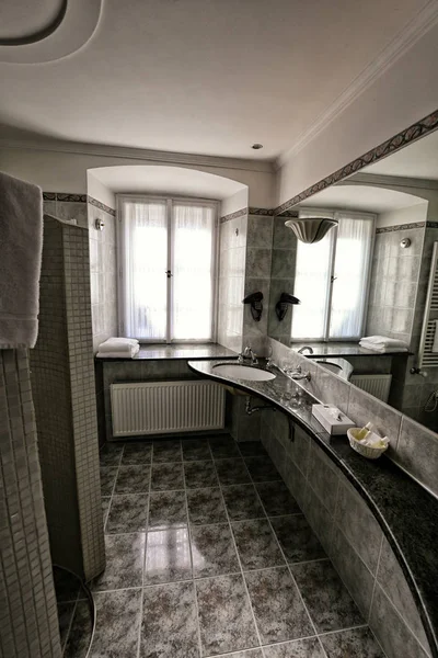 带灰色花都和弧形大理石书桌的现代浴室 — 图库照片