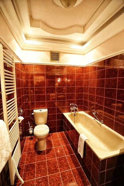 Malá koupelna s toaletou, vanou a radiátorem — Stock fotografie