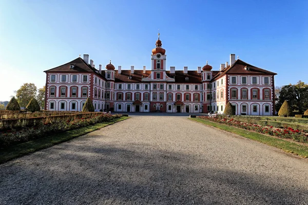Mnichovo kastély-Hradiste nagy parkkal — Stock Fotó