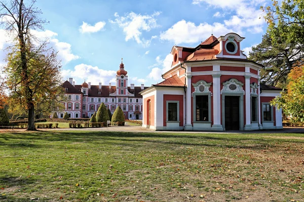 Parque do castelo de Mnichovo-Hradiste com pavilhão pequeno — Fotografia de Stock