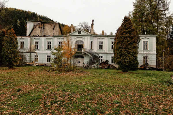 Згоріла будівля замку Хорни-Марсов з листям — стокове фото