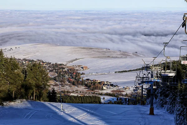 Ski inclinação a partir do topo com colinas e nuvem coberto panorama — Fotografia de Stock