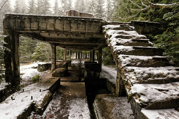 Nieve cubierto escaleras en la construcción de hormigón abandonado —  Fotos de Stock