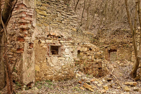 Cam kalıntıları ile harap ev duvarları — Stok fotoğraf