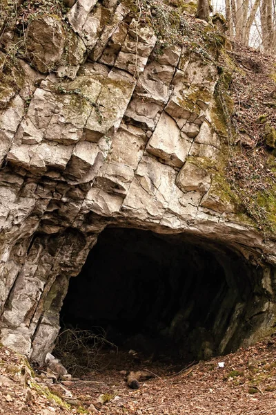 Peșteră neagră adâncă cu straturi de rocă deasupra — Fotografie, imagine de stoc