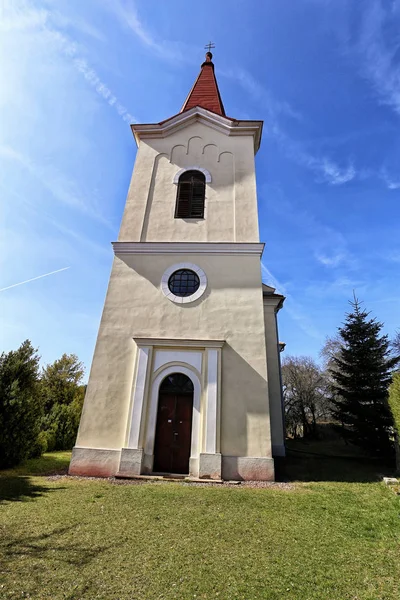 Keskin ışıkta tek kilise kulesi — Stok fotoğraf