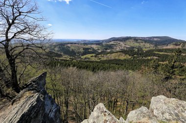 Önünde taşlarla kaplı ormanlarla kaplı tepeler 