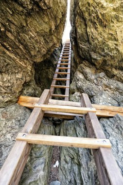 Taşlar arasında yüksek ahşap merdivenler
