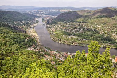 Usti-nad-Labem şehrinin Labe Nehri Vadisi