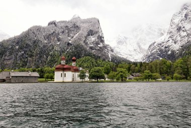 Koenigssee gölünün yanında Aziz Bartholomew manastırı