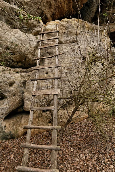 Gammal trä stege vid klippan — Stockfoto