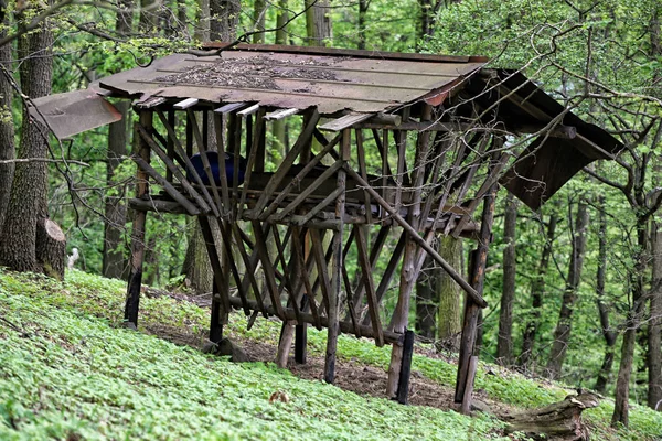 Cremalheira de madeira velha com telhado enferrujado — Fotografia de Stock