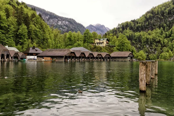 Koeningssee lago casas de garagem barco e pilões de madeira — Fotografia de Stock