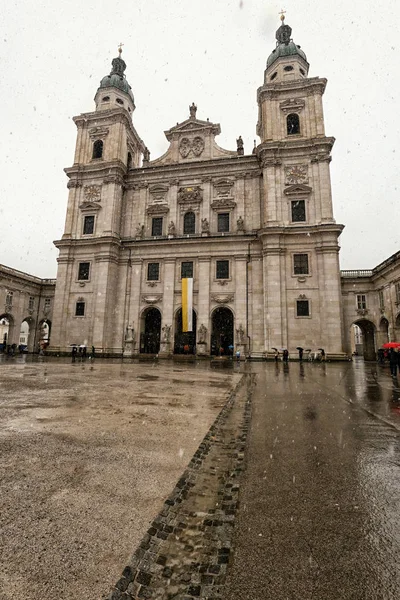 Fachada de la catedral de Salzburgo bajo fuertes lluvias — Foto de Stock