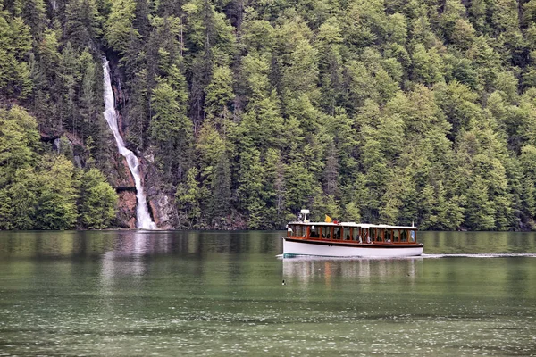 Lago barco de turismo junto a la cascada —  Fotos de Stock