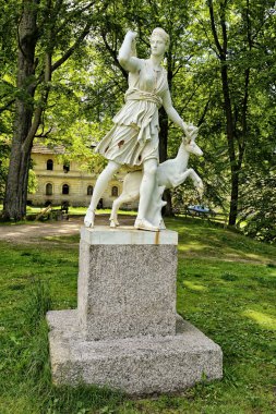 Genç geyik ile avcılık tanrıçası Metal heykeli