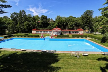 Boş havuzlu Msene-lazne banyo tesisi