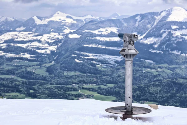 Telescópio turístico no pico da montanha com neve — Fotografia de Stock
