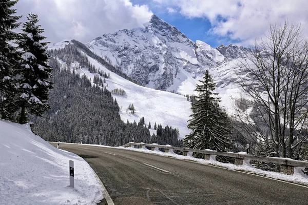 Estrada de asfalto Rossfeldstrasse nos Alpes com neve nas laterais — Fotografia de Stock