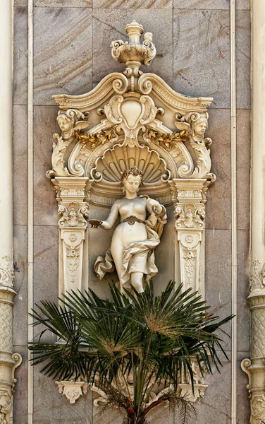 Statue de la jeune femme nue sur la paume — Photo