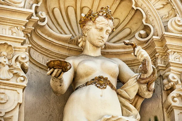 Statue of naked lay holding snake and saucer — Stock Photo, Image