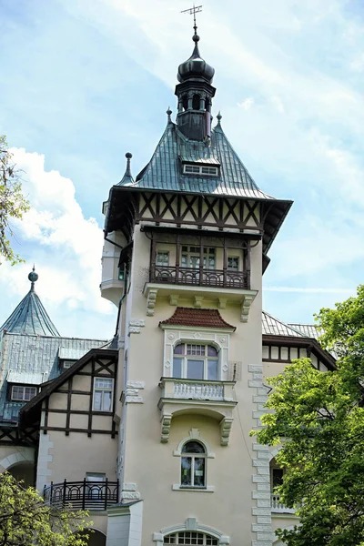 Toren van het oude huis in historische stijl — Stockfoto