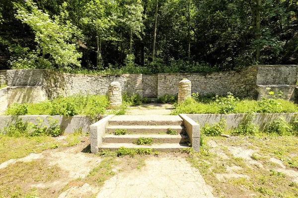 Merdiven ve taşlı sütunlar ile eski tiyatro temelleri — Stok fotoğraf