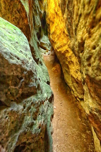 Crăpătură îngustă de nisip cu murdărie în partea de jos — Fotografie, imagine de stoc