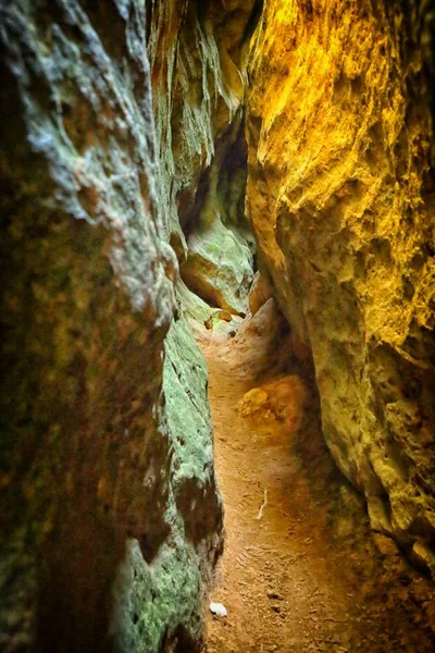 Calea îngustă dintre rocile aprinse de soare — Fotografie, imagine de stoc