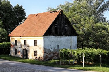 Çatlamış cephesi ve kırık çatısı olan eski ev