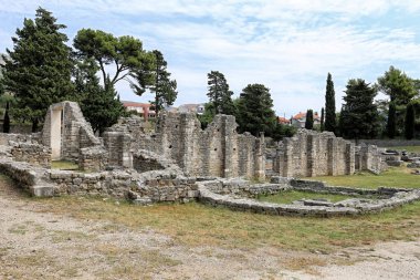 Ağaçlar arasında antik kilisenin kalıntıları 