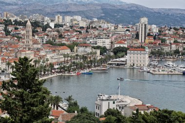Liman ve rıhtım ile Split şehrin tarihi merkezi