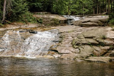 Mumlava nehri üzerinde düşük şelaleler